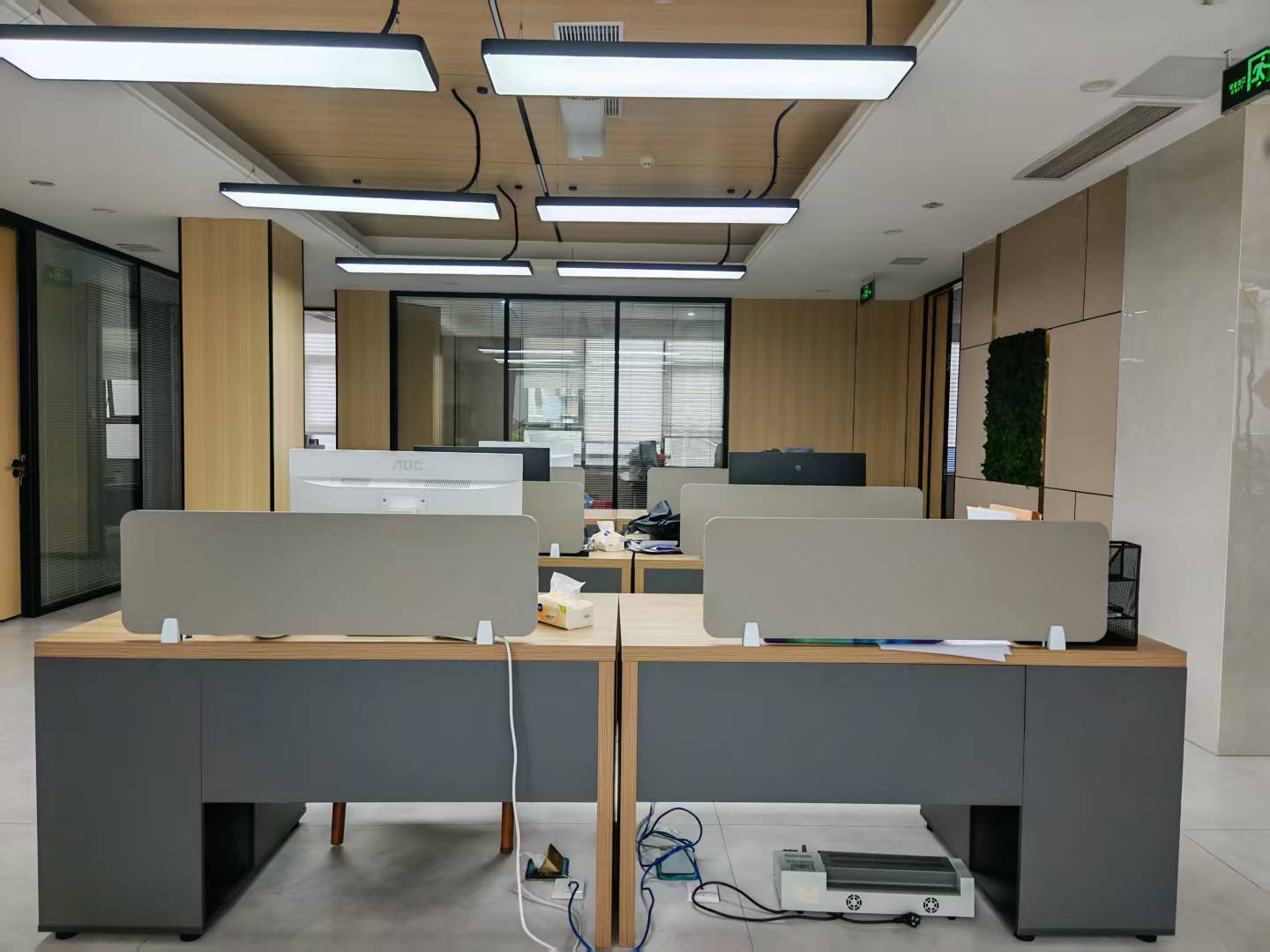 Miracle Business Consulting office desks